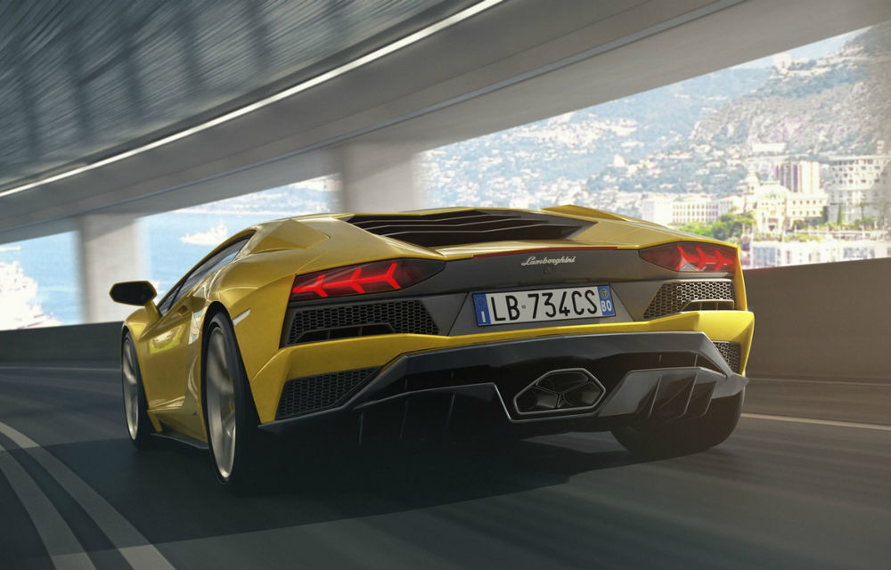 Chiar și mașinile exotice au parte de facelift: Lamborghini Aventador S prezentat oficial cu 40 de cai în plus - Poza 2