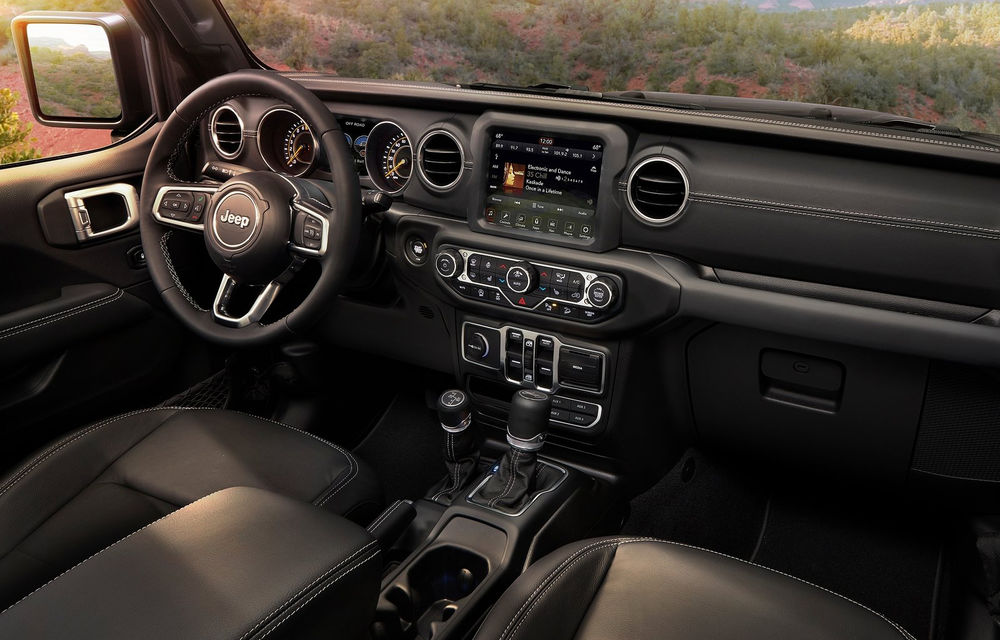 Primele imagini cu interiorul noii generații Jeep Wrangler: modelul debutează oficial în 29 noiembrie - Poza 2