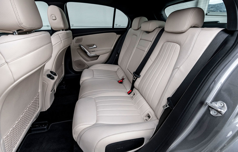 Primele imagini cu interiorul noii generații Mercedes Clasa A: volan preluat de la Clasa S, două ecrane de 12 inch, spațiu mai mare pentru pasageri - Poza 2