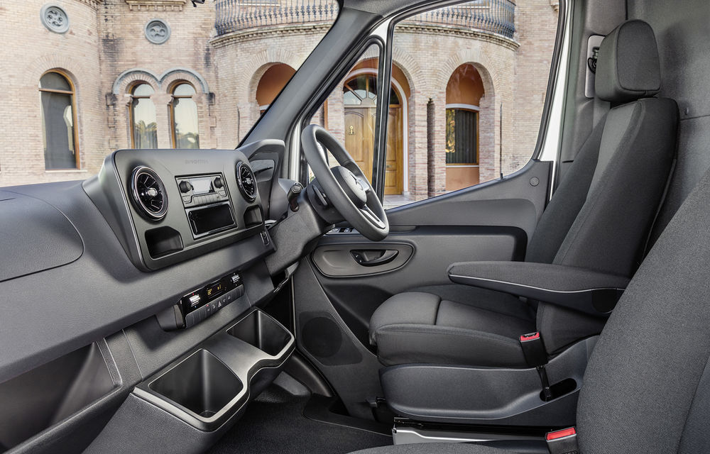 Primele imagini cu interiorul viitorului Mercedes-Benz Sprinter: utilitara primește accesorii moderne - Poza 2