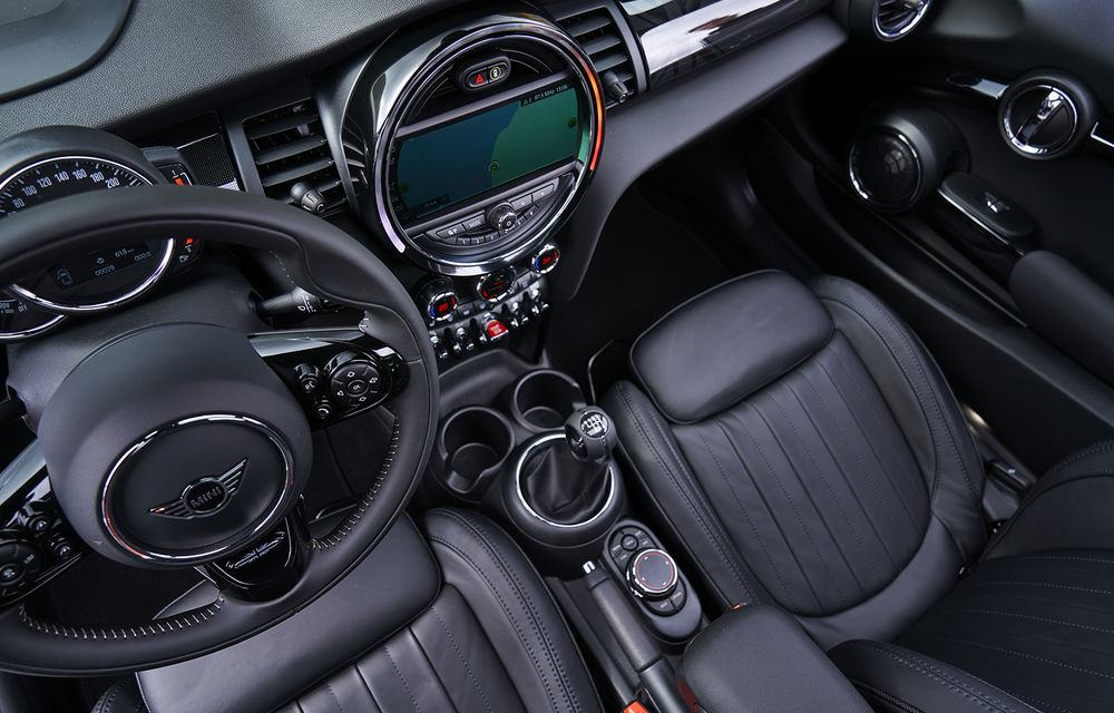 Mini Hatch și Mini Cabrio primesc modificări estetice minore și tehnologii noi: ecran tactil, cutie automată cu dublu ambreiaj și încărcare wireless pentru smartphone - Poza 2