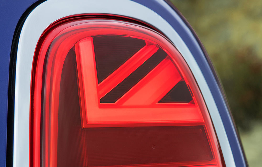 Mini Hatch și Mini Cabrio primesc modificări estetice minore și tehnologii noi: ecran tactil, cutie automată cu dublu ambreiaj și încărcare wireless pentru smartphone - Poza 2