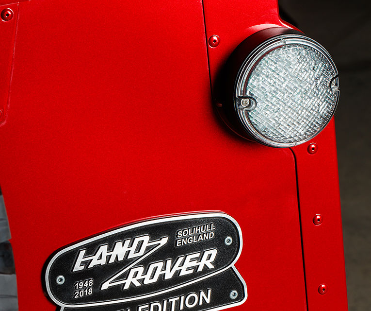 În așteptarea noii generații: Land Rover lansează o ediție limitată Defender Works V8 cu motor de 5.0 litri și 405 CP - Poza 2