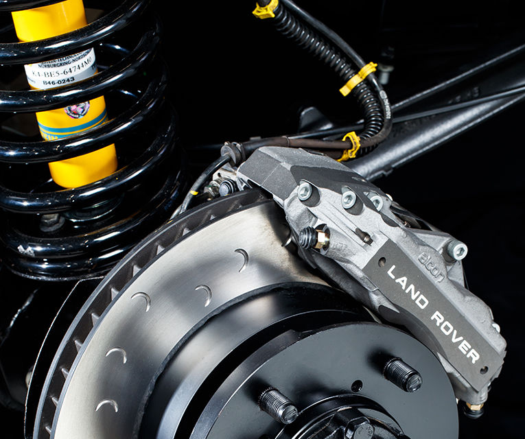 În așteptarea noii generații: Land Rover lansează o ediție limitată Defender Works V8 cu motor de 5.0 litri și 405 CP - Poza 2