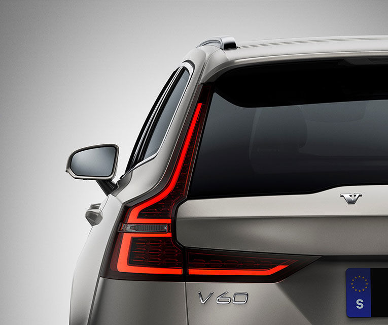 Volvo V60 se prezintă oficial: al doilea break al gamei moderne Volvo oferă două motorizări hibride plug-in - Poza 2