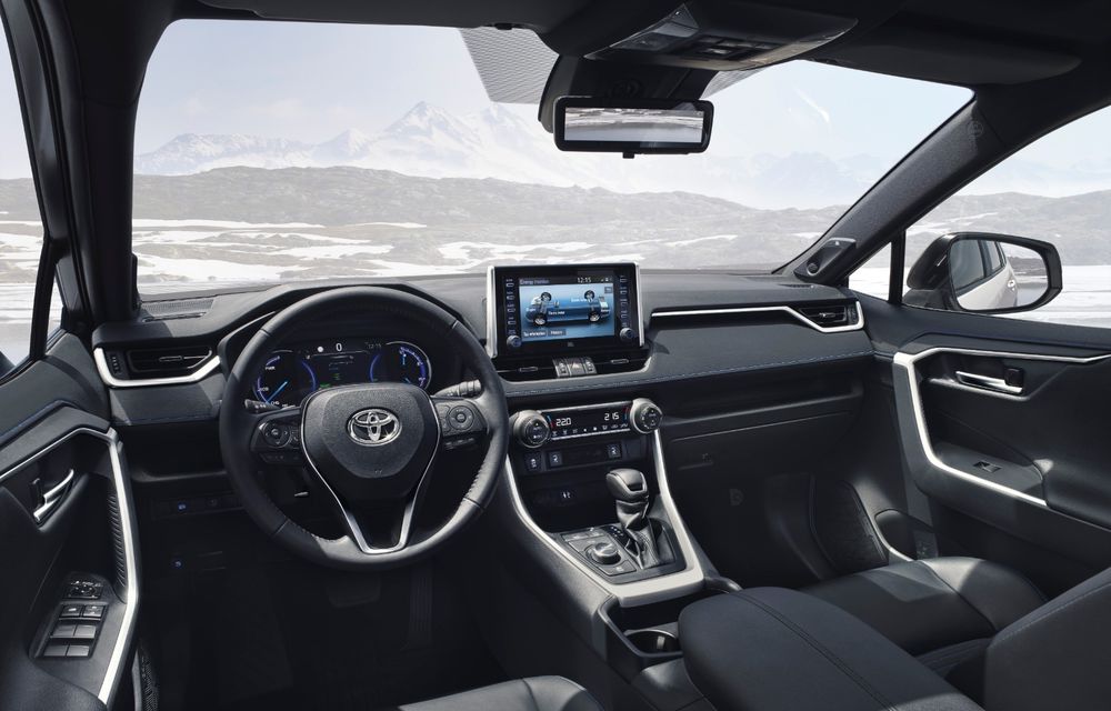 Toyota RAV4 Hybrid a sosit în Europa: motor pe benzină de 2.5 litri și 222 de cai putere - Poza 2