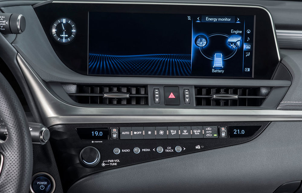 Lexus a prezentat noua generație ES: dimensiuni mai mari, o platformă nouă și o versiune F Sport - Poza 2