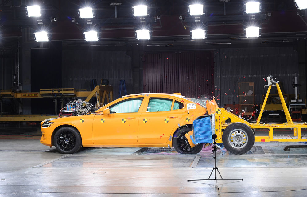 Noua generație Volvo S60: rivalul lui BMW Seria 3 și Audi A4 renunță la diesel, dar vine cu două versiuni plug-in hybrid de până la 415 CP - Poza 2