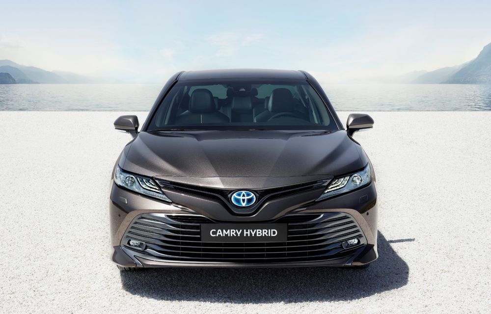 Noul Toyota Camry este aici: sedanul hibrid de segment mediu dezvoltă 218 cai putere și anunță un consum de 4.2 l/100 km - Poza 2