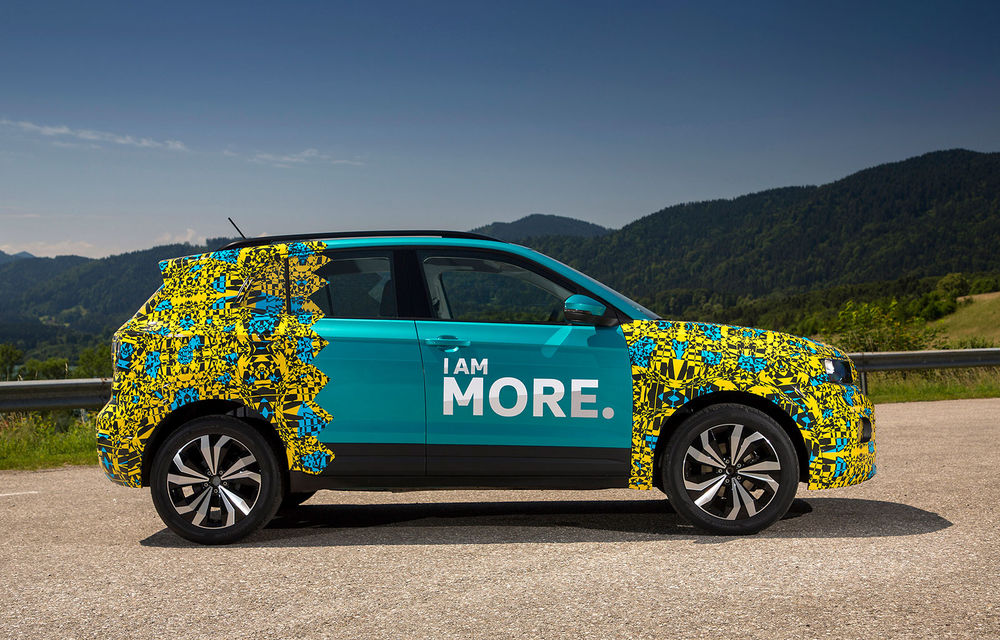 Viitorul Volkswagen T-Cross, testat sub camuflaj: SUV-ul constructorului german se lansează în toamnă - Poza 2