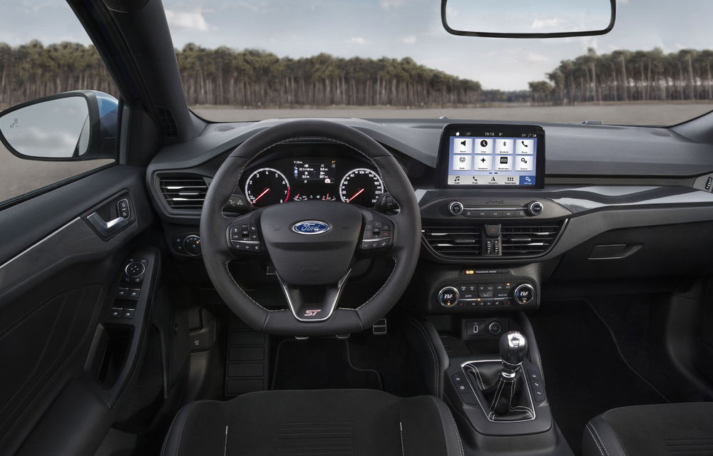 Noua generație Ford Focus ST este aici: Hot Hatch-ul primește un motor pe benzină EcoBoost de 2.3 litri și 280 de cai putere - Poza 2