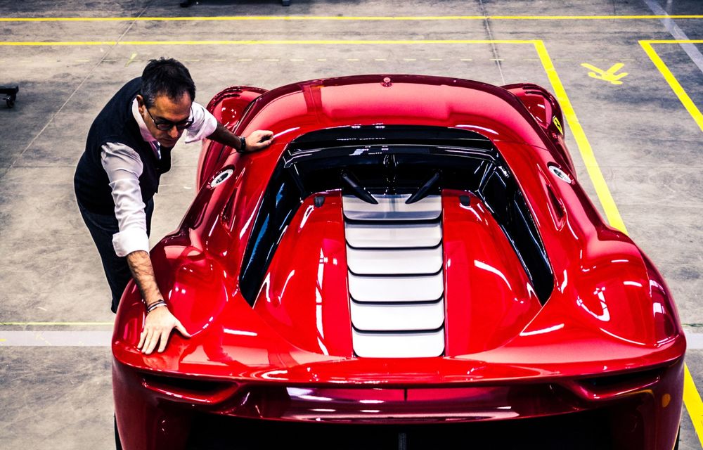 Ferrari a prezentat unicatul P80/C: modelul destinat circuitelor a fost inspirat de legendarele Ferrari 330 P3 și Dino 206 S - Poza 2