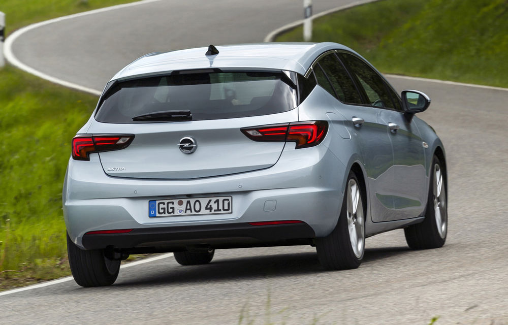 Opel Astra facelift: rivalul lui Ford Focus primește motorizări noi și tehnologii moderne la interior - Poza 2