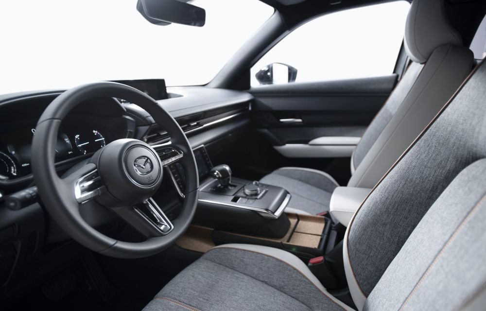 Mazda propune trei versiuni de echipare pentru MX-30: în România, SUV-ul electric pleacă de la aproape 33.500 de euro - Poza 2