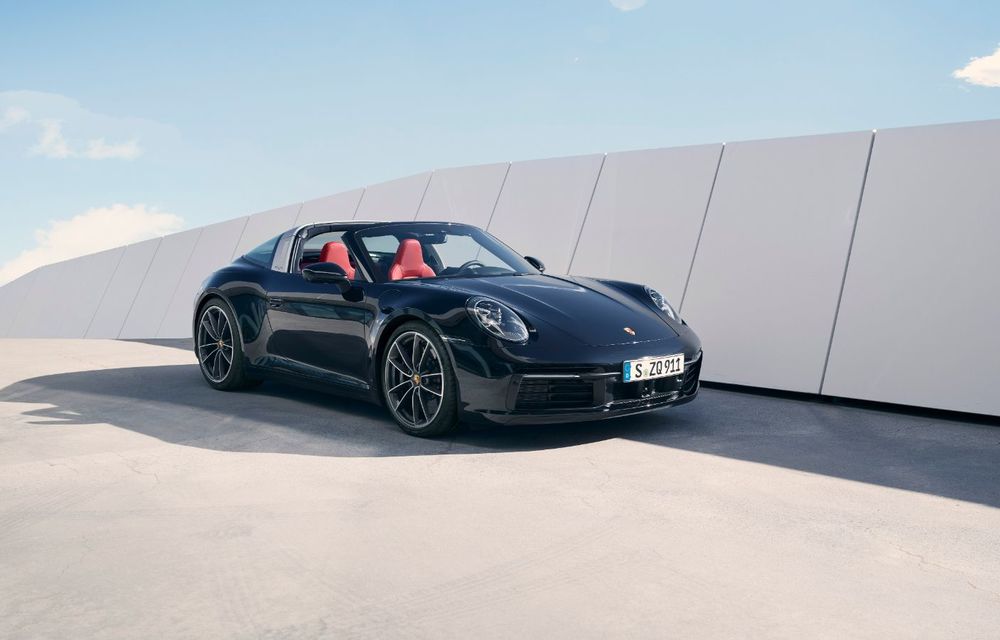 Porsche a prezentat noua generație 911 Targa: două versiuni de putere cu până la 450 CP și soft-top acționat electric în 19 secunde - Poza 2