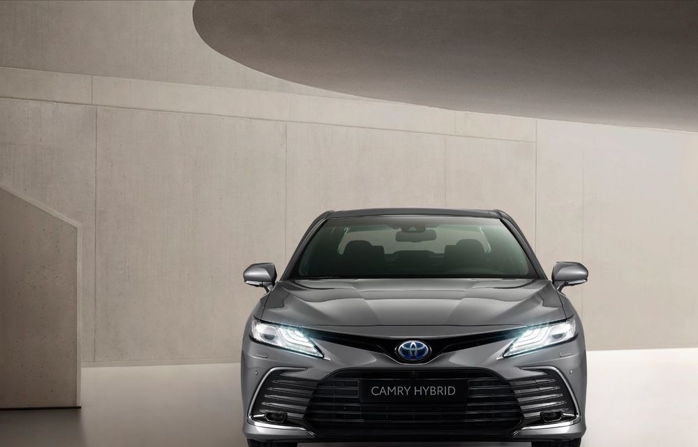 Toyota a prezentat Camry Hybrid facelift: mici noutăți estetice și tehnologii de siguranță îmbunătățite - Poza 4
